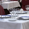 Mesa puesta para una cena de empresa