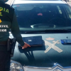Un agente muestra algunos de los objetos recuperados en la casa y que supuestamente habían sido robados