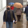 Personas saliendo del centro de salud de Suerte Saavedra tras vacunarse contra la COVID-19.