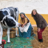Virginia Amor posa junto a su figura de la lechera del belén