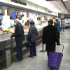 Clientes comprando marisco para Nochebuena en un supermercado
