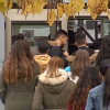 Jóvenes reunidos