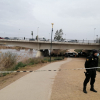 Agente de Policía Nacional durante la inspección del río