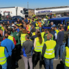 Vehículos con el equipo de seguridad de Pedro Sánchez, detenidos en medio de la manifestación