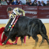 El diestro Julián López "El Juli" da una pase a un toro de la ganadería de Zaluendo, este sábado en la Feria de Olivenza, que celebra su 31 edición tras el parón de los dos años anteriores por la pandemia.