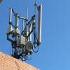 Antena de 5G instalada sobre un edificio