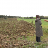 Agricultor junto a tierras en barbecho
