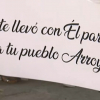 Cartel en el que pone "Dios te llevó con Él para salvar a tu pueblo Arroyano"