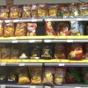 Bolsas de patatas en una estantería de supermercado