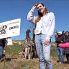 Conchita tras plantar el árbol en el Festivalino