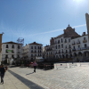Imagen de la Plaza Mayor en la que se desmontaba esta mañana el escenario del Festival Womad