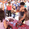 Puesto con productos gastronómicos con cerezas 