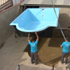 Trabajadores instalan una piscina prefabricada