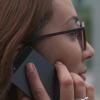 Mujer hablando por teléfono