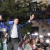 El candidato del PP a la reelección de la Junta de Andalucía, Juanma Moreno, a las puertas de la sede del partido en Sevilla agradece a toda la gente que le espera tras lograr el mejor resultado de la historia del PP en Andalucía en votos y escaños, hoy domingo 19 de junio.