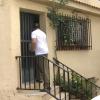 Uno de los vecinos de Las Hurdes, regresando a su casa