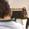 Maestra dando clases en un colegio emeritense