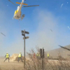Helicóptero Aguila 7 cargando pacas para exparcirlas por el monte