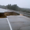 Socavón provocado por las lluvias en la N-523 entre Puebla de Obando y La Roca de la Sierra