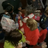 Familia abriendo regalos de Reyes en Zafra