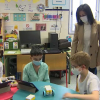 Visita de la consejera de educación al aula hospitalaria del Materno Infantil 