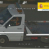 Conductor utilizando el móvil al volante, en una imagen de la DGT.