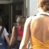 Alumnas entrando a un centro educativo en Cáceres
