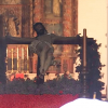 Cristo de Los Estudiantes en Cáceres a las puertas del templo de San Francisco ante una cortina de lluvia.