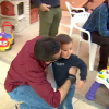 Un padre recibe un regalo de su hijo