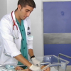 Médico Interino Residente atendiendo a un paciente en pediatría