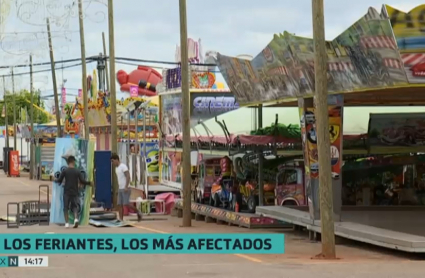 Feriantes montando las atracciones