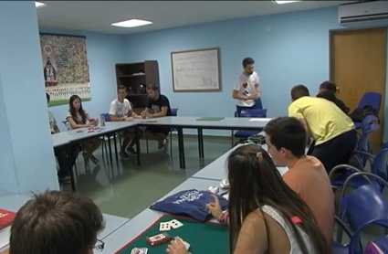 Jóvenes participando en un taller de magia en IFEBA. Una de las actividades de Vive la Noche 2019.