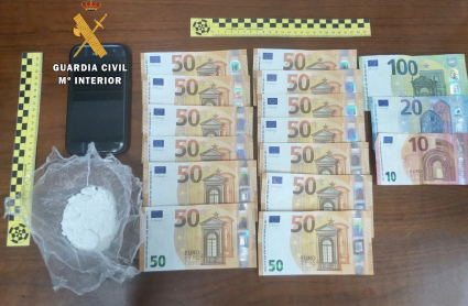 Imagen de la droga y resto de efectos intervenidos por la Guardia Civil