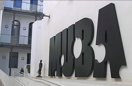 Imagen de una pared del patio del Museo de Arte Contemporáneo de Badajoz con el logotipo del museo
