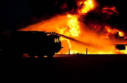 Bomberos extinguen un incendio.