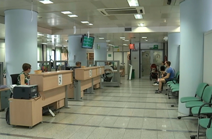 Personas sentadas mientras esperan en las oficinas del SEXPE