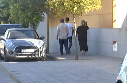 Momento en el que uno de los acusados queda en libertad con cargos