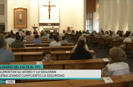 Interior de una iglesia durante la celebración de una misa en Cáceres