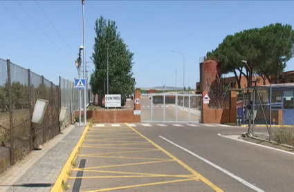 El servicio de vigilancia exterior de la Policía Nacional en la prisión de Badajoz funciona con normalidad y al completo. Entrada al centro penitenciario de Badajoz. Verja cerrada y controles antes de acceder a la prisión de Badajoz.