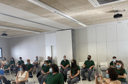 Acto de apertura del programa Crisol para los alumnos de Suerte de Saavedra en Badajoz. Todos llevan mascarilla y están sentados guardando la distancia de seguridad.