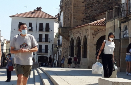 Gente con mascarilla en la plaza mayor de Cáceres
