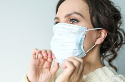 Mujer llevando mascarilla