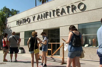Turistas haciendo cola en la puerta del Teatro Romano de Mérida