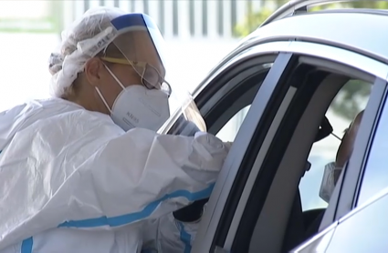 Sanitaria haciendo prueba pcr