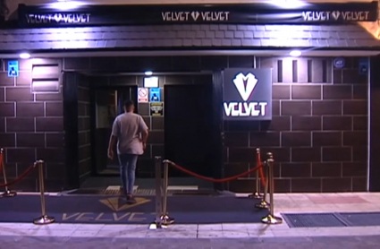 Cliente entrando en una sala de fiesta en Cáceres
