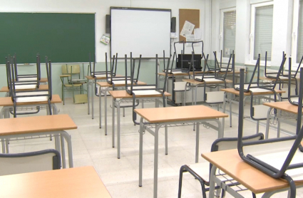 aula vacía en un centro escolar extremeño