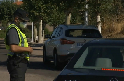 Control de la Guardia Civil en la entrada a Alcántara por la EX-207