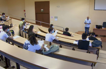 La última actividad presencial en la UEX, las pruebas de la EBAU, transcurrieron sin incidencias y resultaron un éxito. Aulas con estudiantes con mascarillas. La UEx adapta la docencia a la nueva normalidad.