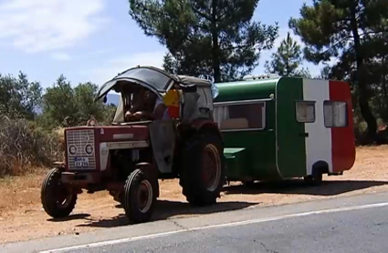 Tractor y remolque del alemán que ha llegado a Torre de Don Miguel