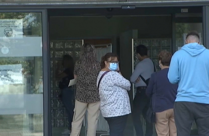 Pacientes guardan cola para ser atendidos en el centro de salud de La Mejostilla, CáceresLos profesionales expresan su “desánimo” y “pesar” ante la situación “insostenible” y “crítica” y piden a las autoridades trasladar el “verdadero esfuerzo” que realiza la profesión médica